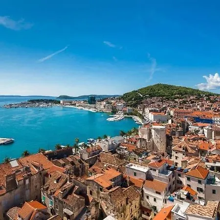 Paula With 7 Bedrooms, Heated 36sqm Private Pool, Jacuzzi, Gym And Sea Views * Kastela