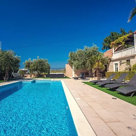 Paula With 7 Bedrooms, Heated 36sqm Private Pool, Jacuzzi, Gym And Sea Views * Kastela