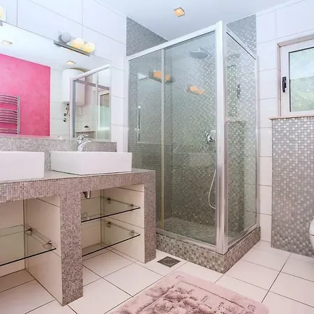 Villa Paula With 7 Bedrooms, Heated 36sqm Private Pool, Jacuzzi, Gym And Sea Views