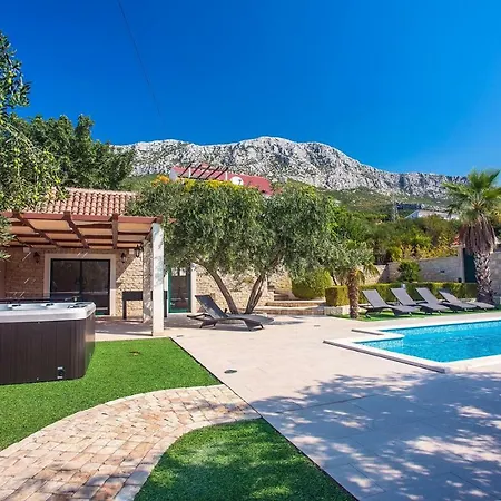 Villa Paula With 7 Bedrooms, Heated 36sqm Private Pool, Jacuzzi, Gym And Sea Views Kastela