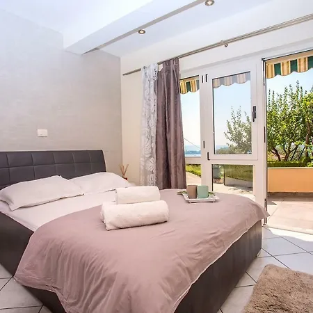 Paula With 7 Bedrooms, Heated 36sqm Private Pool, Jacuzzi, Gym And Sea Views 빌라 Kaštela