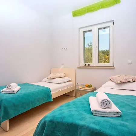 Paula With 7 Bedrooms, Heated 36sqm Private Pool, Jacuzzi, Gym And Sea Views 别墅 Kaštela
