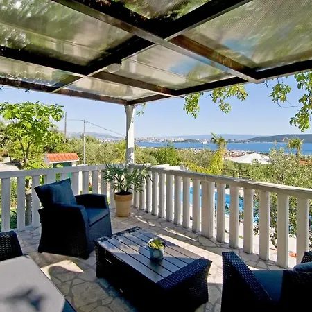 Paula With 7 Bedrooms, Heated 36sqm Private Pool, Jacuzzi, Gym And Sea Views * Kastela