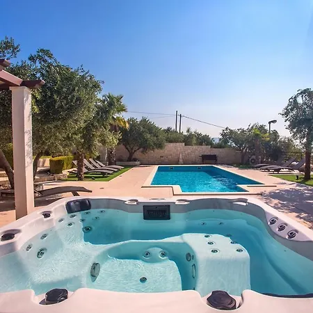 Paula With 7 Bedrooms, Heated 36sqm Private Pool, Jacuzzi, Gym And Sea Views *