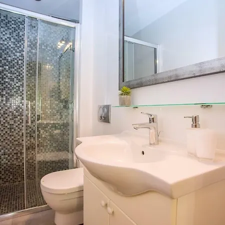Paula With 7 Bedrooms, Heated 36sqm Private Pool, Jacuzzi, Gym And Sea Views Kastela