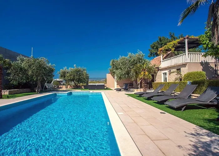 Paula With 7 Bedrooms, Heated 36sqm Private Pool, Jacuzzi, Gym And Sea Views * Kaštela