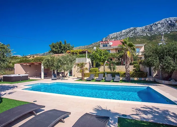 Willa Paula With 7 Bedrooms, Heated 36sqm Private Pool, Jacuzzi, Gym And Sea Views *