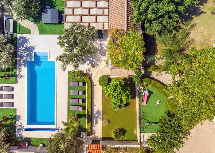 Paula With 7 Bedrooms, Heated 36sqm Private Pool, Jacuzzi, Gym And Sea Views *