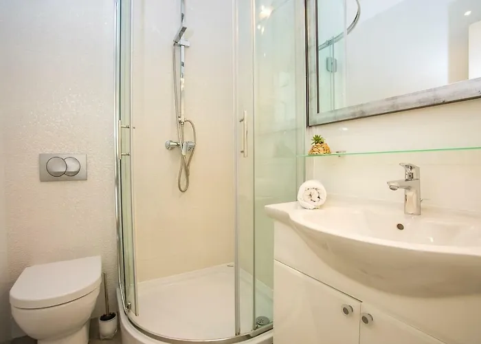 Paula With 7 Bedrooms, Heated 36sqm Private Pool, Jacuzzi, Gym And Sea Views