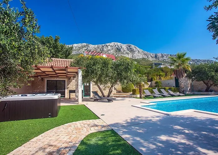 Willa Paula With 7 Bedrooms, Heated 36sqm Private Pool, Jacuzzi, Gym And Sea Views Kaštela