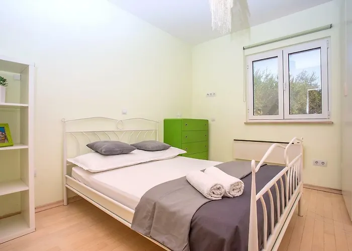 Willa Paula With 7 Bedrooms, Heated 36sqm Private Pool, Jacuzzi, Gym And Sea Views Kaštela