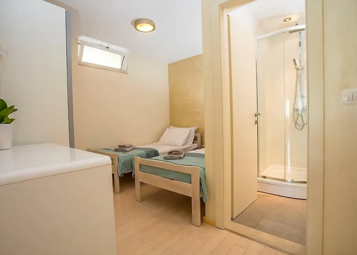 Willa Paula With 7 Bedrooms, Heated 36sqm Private Pool, Jacuzzi, Gym And Sea Views Kaštela