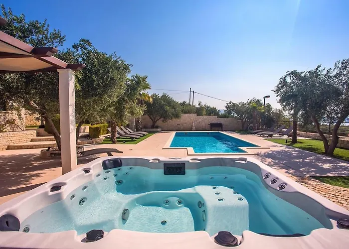 Paula With 7 Bedrooms, Heated 36sqm Private Pool, Jacuzzi, Gym And Sea Views *